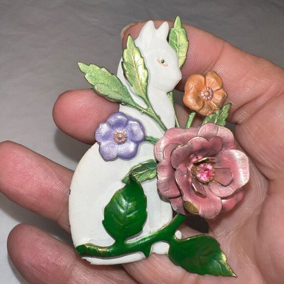 Vintage Painted Metal and Rhinestone White Cat and Flower Pin - Picture 4 of 9